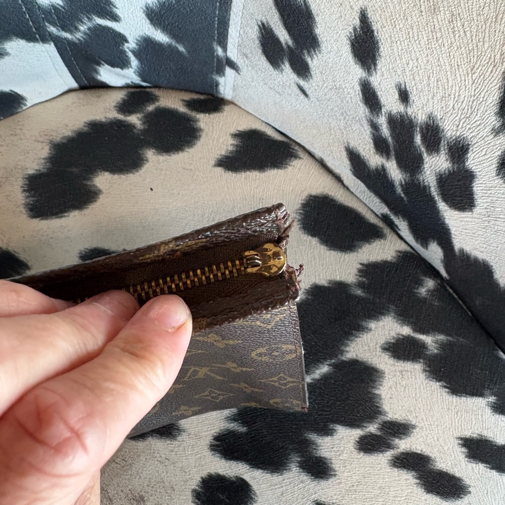 Louis Vuitton Monogram 26 Toiletry Pouch - Picture 8 of 16